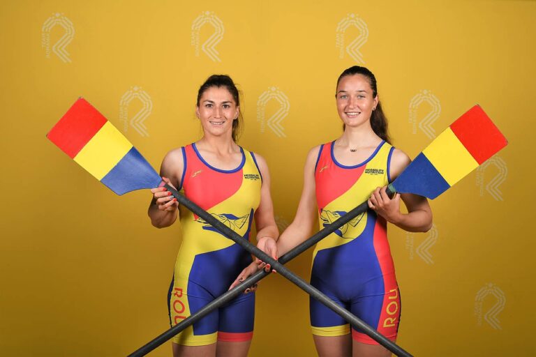 Echipajul de canotaj feminin dublu vâsle