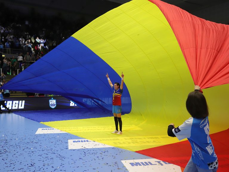 Cristina Neagu a îngenuncheat și le-a mulțumit fanilor