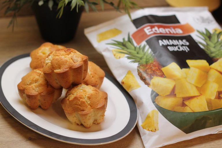 Brioșe cu ananas și fulgi de cocos